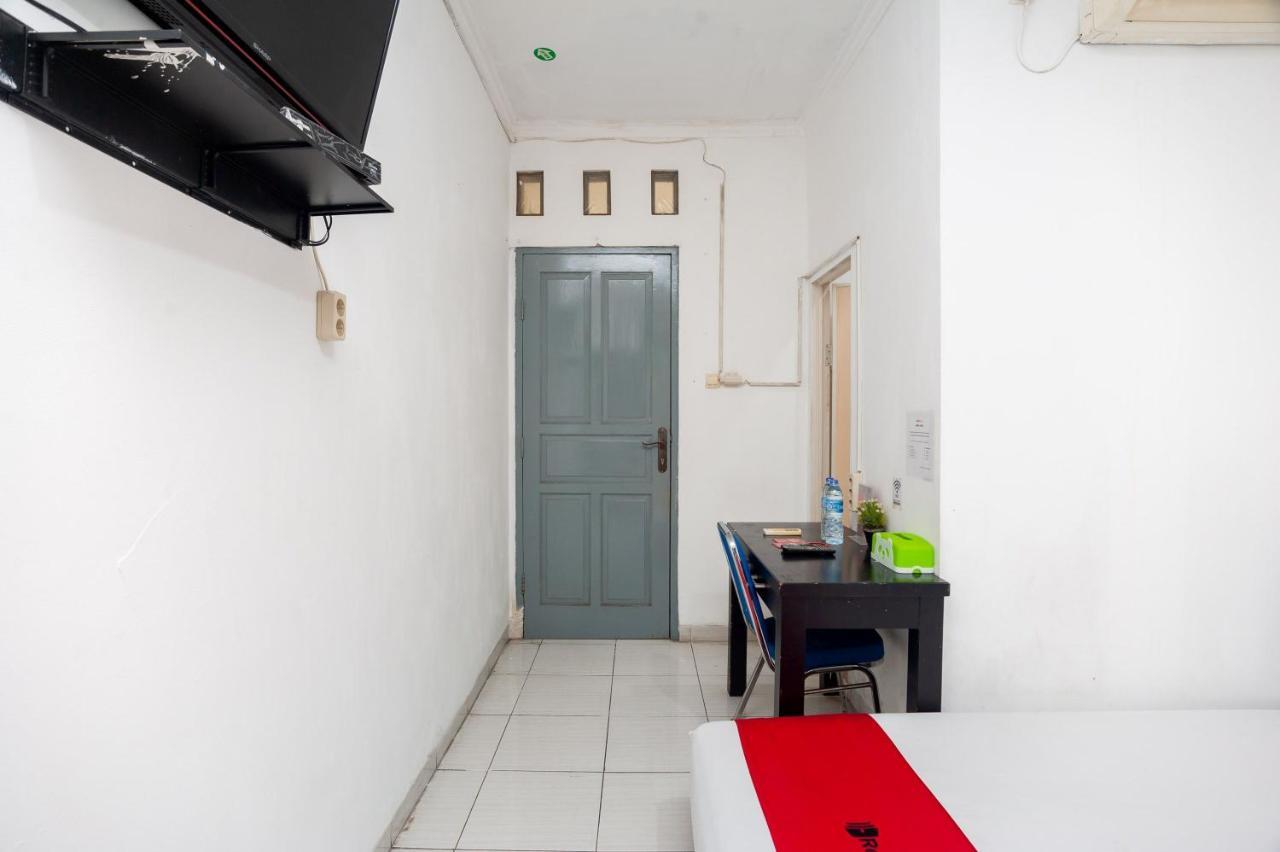 Hotel RedDoorz Syariah near Grand Galaxy Park Ceger Exterior foto