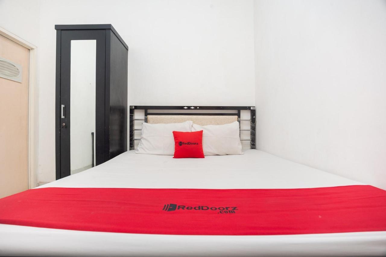 Hotel RedDoorz Syariah near Grand Galaxy Park Ceger Exterior foto