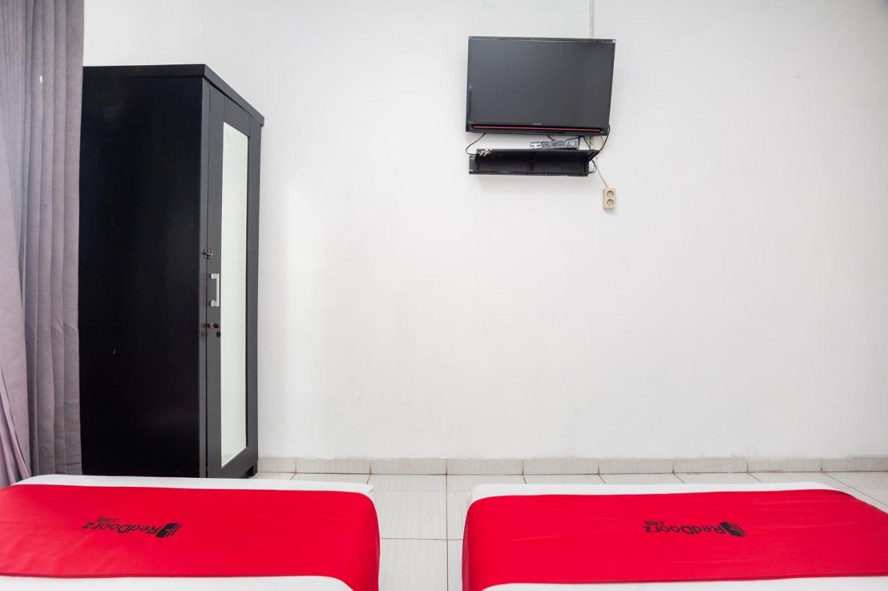 Hotel RedDoorz Syariah near Grand Galaxy Park Ceger Exterior foto