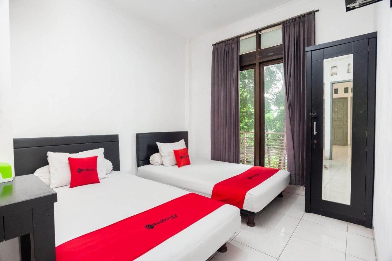Hotel RedDoorz Syariah near Grand Galaxy Park Ceger Exterior foto