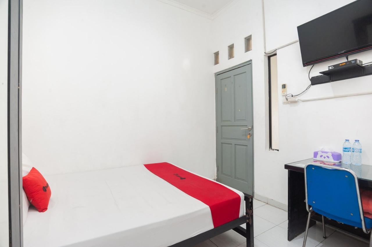 Hotel RedDoorz Syariah near Grand Galaxy Park Ceger Exterior foto