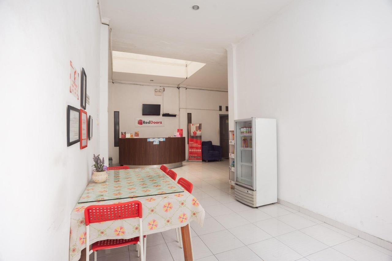 Hotel RedDoorz Syariah near Grand Galaxy Park Ceger Exterior foto