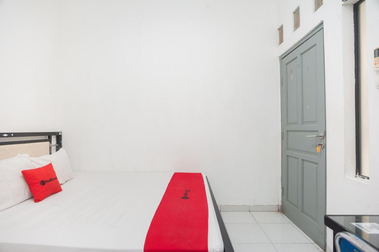Hotel RedDoorz Syariah near Grand Galaxy Park Ceger Exterior foto