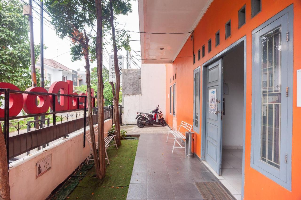 Hotel RedDoorz Syariah near Grand Galaxy Park Ceger Exterior foto