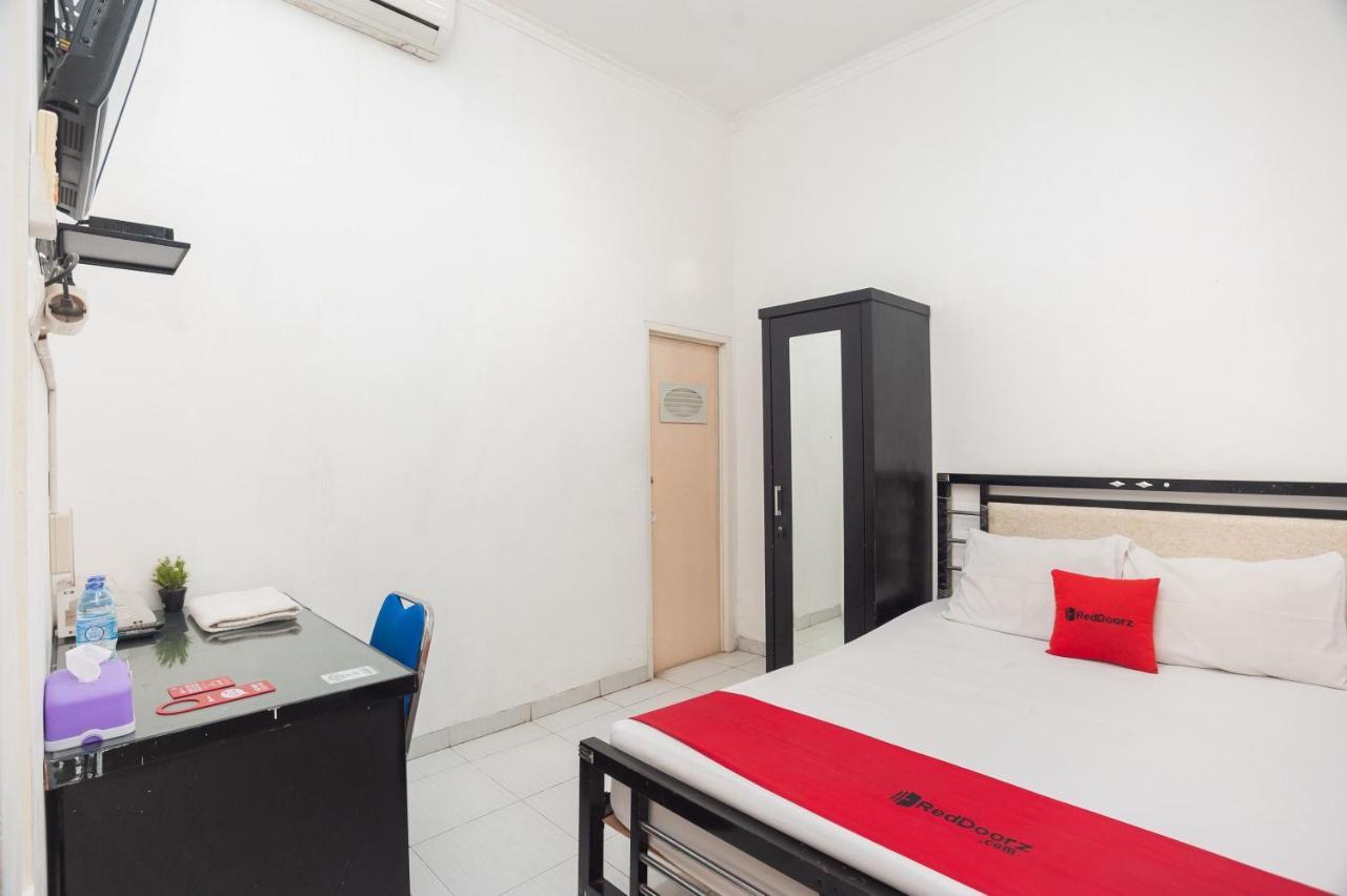 Hotel RedDoorz Syariah near Grand Galaxy Park Ceger Exterior foto
