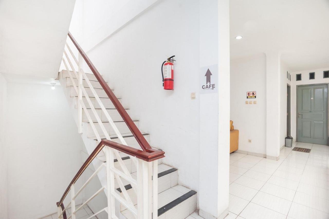 Hotel RedDoorz Syariah near Grand Galaxy Park Ceger Exterior foto