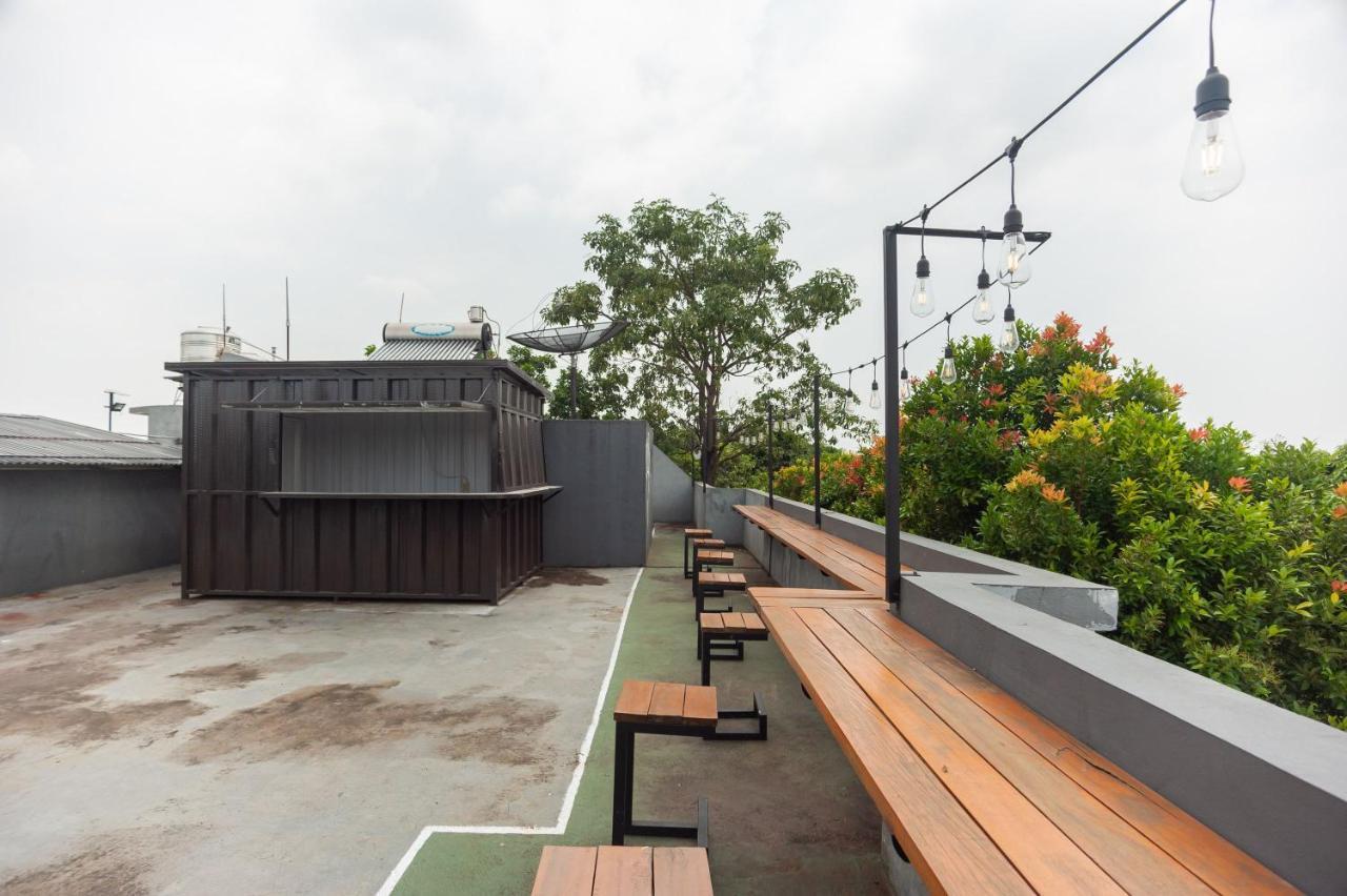 Hotel RedDoorz Syariah near Grand Galaxy Park Ceger Exterior foto