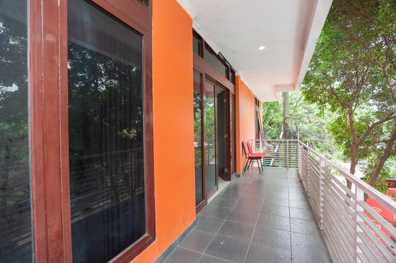 Hotel RedDoorz Syariah near Grand Galaxy Park Ceger Exterior foto
