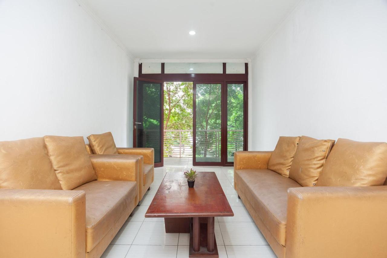 Hotel RedDoorz Syariah near Grand Galaxy Park Ceger Exterior foto