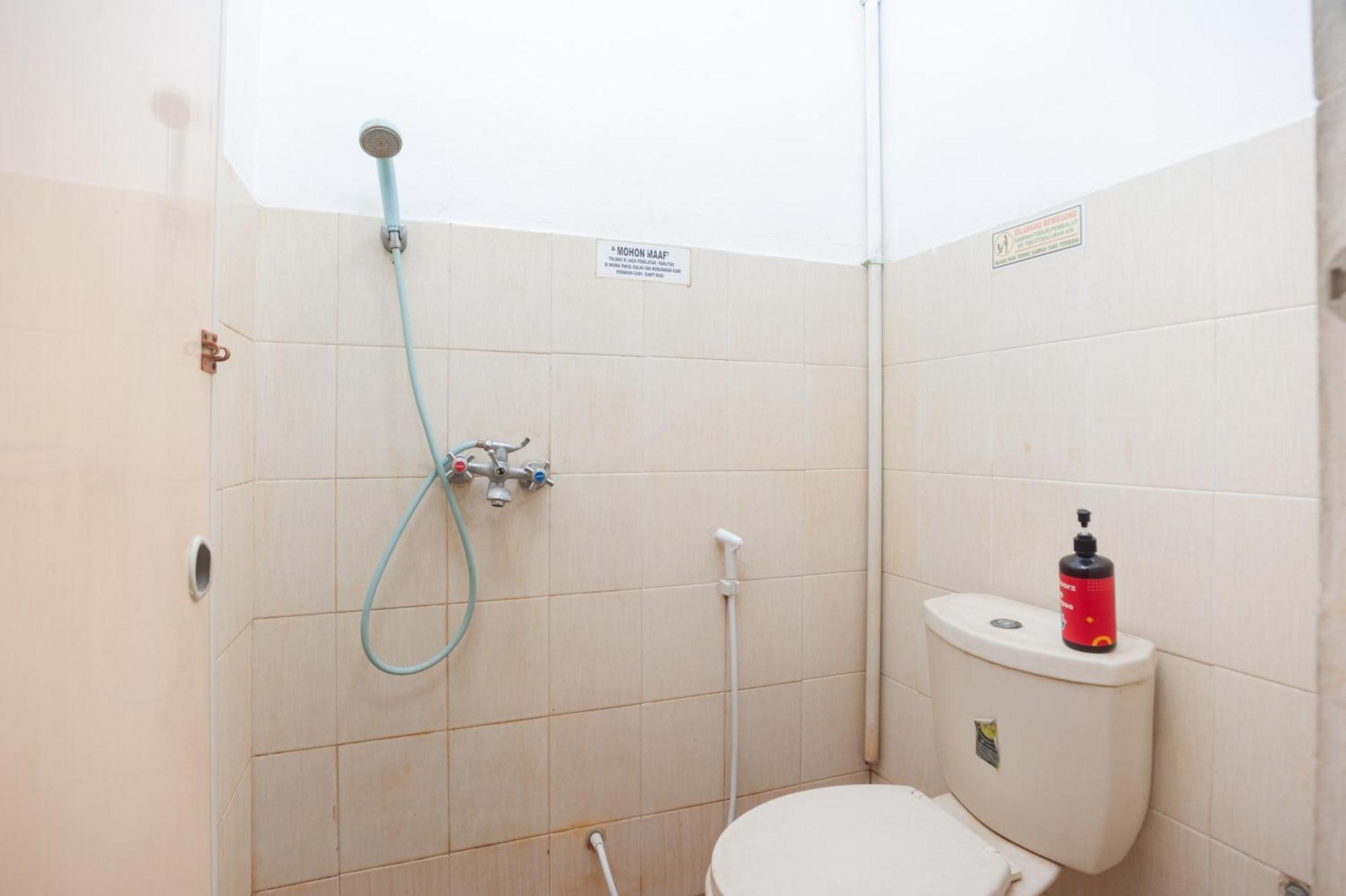 Hotel RedDoorz Syariah near Grand Galaxy Park Ceger Zimmer foto